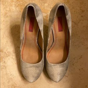 5/48 gray snakeskin spike heels.